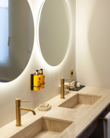 Baño moderno y equipado en habitación de hotel histórico en Dénia