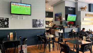Bar y cafetería con terraza y televisiones
