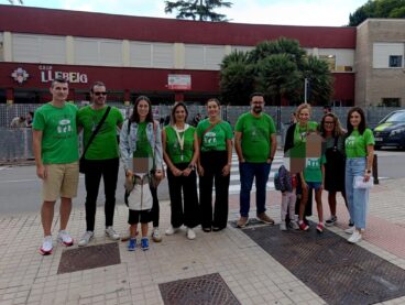 La comunidad educativa de la Marina Alta sigue en lucha: apoyo a los docentes de Madrid y a la huelga general del 11 de noviembre 3 Concentración de docentes y comunidad educativa frente al colegio CEIP Llebeig en Dénia.