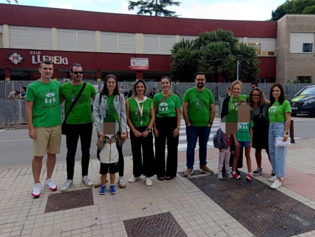 Concentración de docentes y comunidad educativa frente al colegio CEIP Llebeig en Dénia.