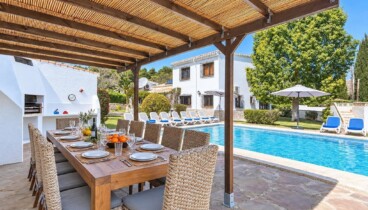 Comedor exterior bajo la pérgola