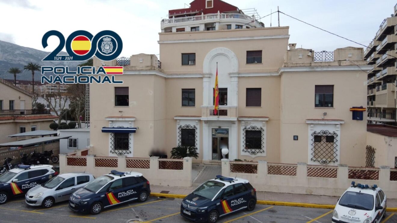 Exterior de la Comisaría de Policía Nacional de Denia con vehículos patrulla