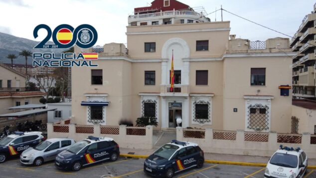 Detenido en Dénia un hombre por amenazar de muerte a una mujer para evitar que declarase en un juicio 1 Imagen: Fachada de la Comisaría de Policía Nacional de Denia con coches patrulla y logo del 200 aniversario.