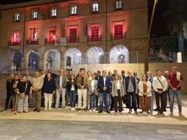 Dénia se suma al luto pero mantiene la feria y la Nit de les Ànimes para «evitar trasladar la tragedia a los menores» 2 concentracion y minuto de silencio en la plaza del ajuntament de denia por la tragedia de urda