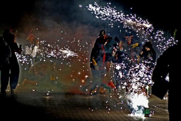 Imagen: Un momento del multitudinario correfoc que llenó de chispas y pólvora la calle Marqués de Campo durante la madrugada