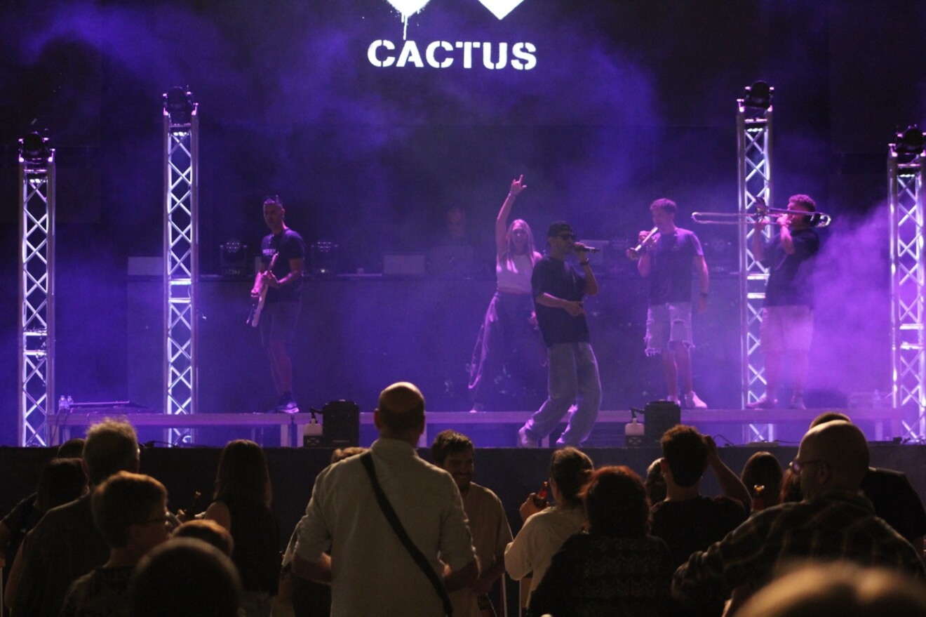 El grupo Cactus sobre el escenario de la Glorieta durante el maratón de conciertos que abrió la programación