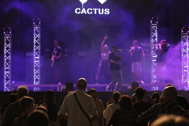 Imagen: El grupo Cactus sobre el escenario de la Glorieta durante el maratón de conciertos que abrió la programación
