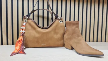 Conjunto de bolso y botas de ante marrón caramelo