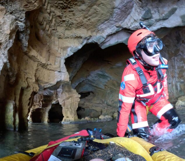 Las cifras del verano de Cruz Roja Dénia: 62 intervenciones y 3.800 horas de voluntariado 2 Imagen: Voluntario de Cruz Roja en una cueva marina