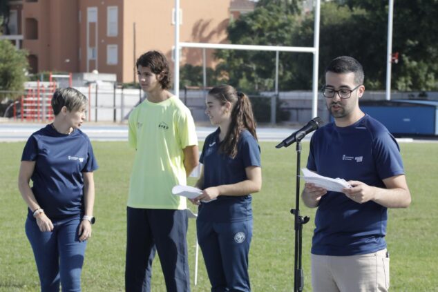 Imagen: El concejal de Deportes de Dénia, Valen Alcalà, lee un discurso al aire libre.