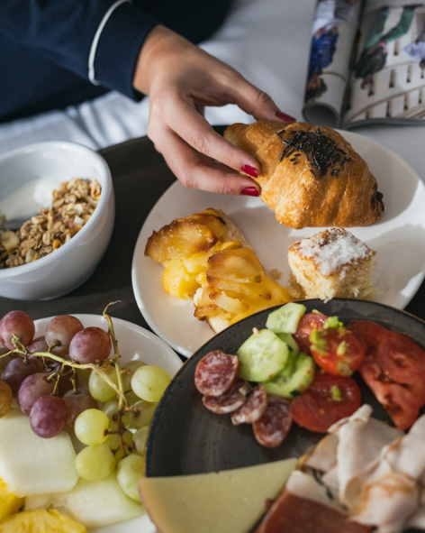 Viajar en el tiempo: el valor oculto de un edificio del siglo XIII en la costa 20 desayuno buffet con productos locales en restaurante de denia