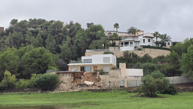 El lujo cede ante el diluvio: colapsa un «marge» moderno y corta el acceso a varias villas en Sant Nicolau 3 Imagen: Desde la distancia se aprecia perfectamente la magnitud del destrozo en la ladera