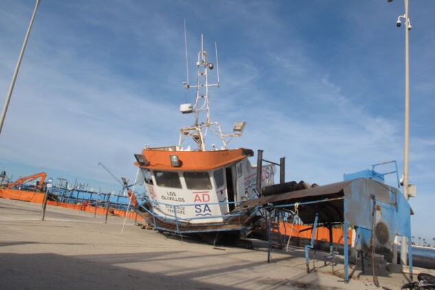 El barco fantasma que casi acaba en el fondo del puerto de Dénia ya es chatarra 3 desguace de los olivillos en el puerto de denia 1