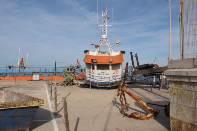 El barco fantasma que casi acaba en el fondo del puerto de Dénia ya es chatarra 11 desguace de los olivillos en el puerto de denia 10
