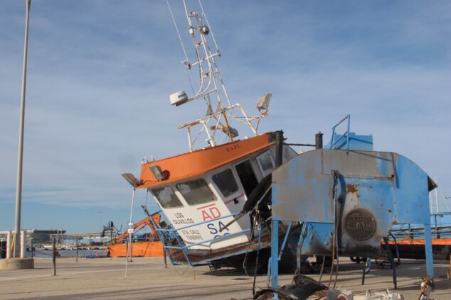 El barco fantasma que casi acaba en el fondo del puerto de Dénia ya es chatarra 12 desguace de los olivillos en el puerto de denia 12