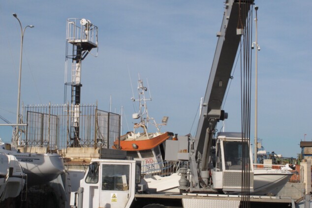 El barco fantasma que casi acaba en el fondo del puerto de Dénia ya es chatarra 13 desguace de los olivillos en el puerto de denia 13