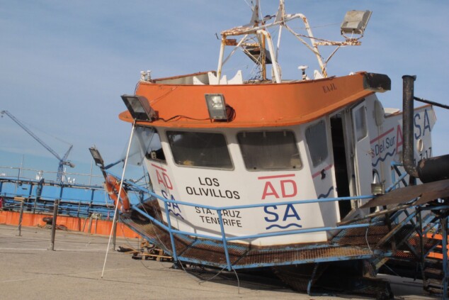 El barco fantasma que casi acaba en el fondo del puerto de Dénia ya es chatarra 5 desguace de los olivillos en el puerto de denia 3