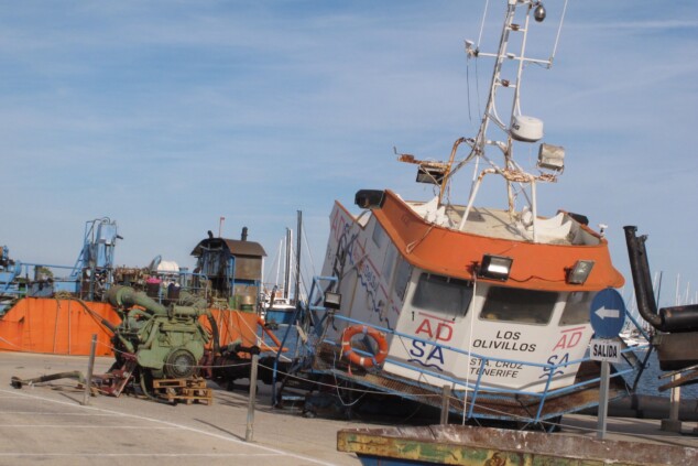 El barco fantasma que casi acaba en el fondo del puerto de Dénia ya es chatarra 7 desguace de los olivillos en el puerto de denia 5