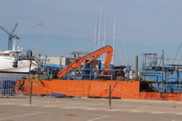 El barco fantasma que casi acaba en el fondo del puerto de Dénia ya es chatarra 10 desguace de los olivillos en el puerto de denia 8