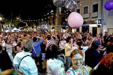 Una multitud llenó Els Quatre Cantons para disfrutar de la música y el ambiente reivindicativo en pleno centro