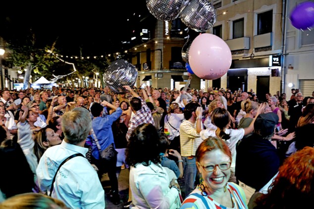Dénia reivindica el 'pride de proximidad' con una exitosa tercera edición de su musical de divas 2 Imagen: Una multitud llenó Els Quatre Cantons para disfrutar de la música y el ambiente reivindicativo en pleno centro