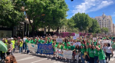 La comunidad educativa de la Marina Alta convoca una nueva movilización en Dénia 2 docentes durante una manifestacion foto de archivo