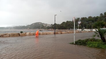 El agua cubre por completo el litoral ante el fuerte oleaje y las inundaciones