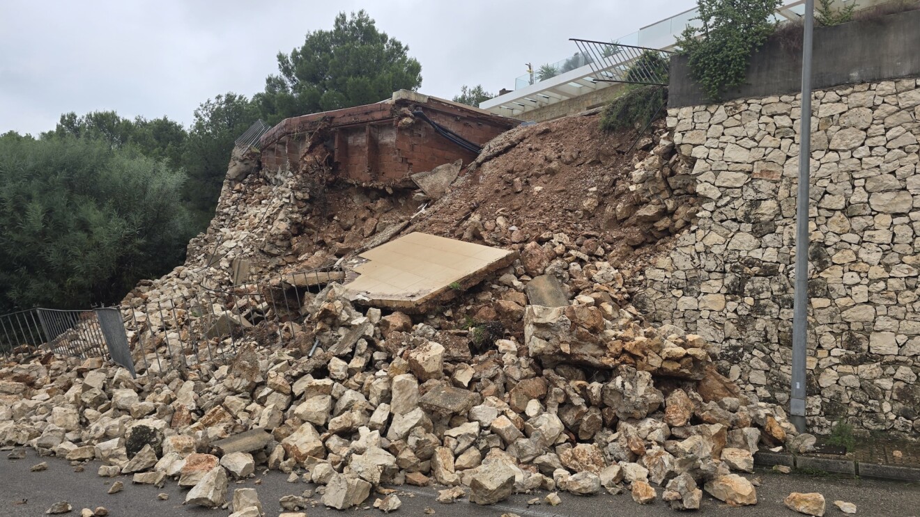 El colapso del muro ha dejado parte de la cimentación de la vivienda al descubierto