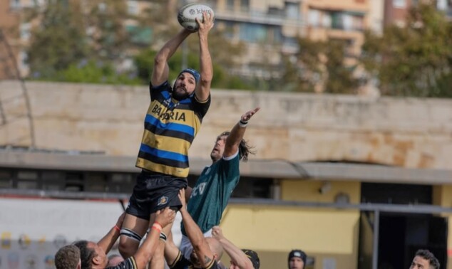 el denia barbarians se hace fuerte por arriba para capturar un saque de banda frente a la defensa local