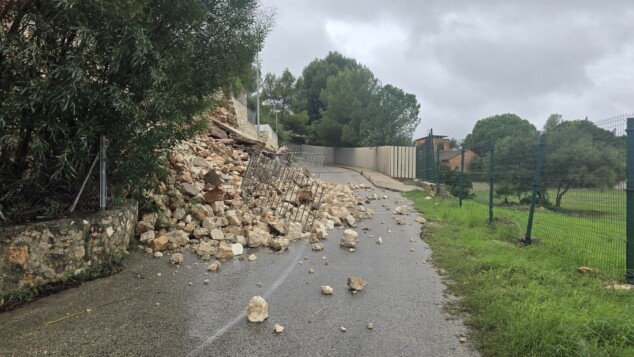 El lujo cede ante el diluvio: colapsa un «marge» moderno y corta el acceso a varias villas en Sant Nicolau 2 Imagen: El desprendimiento ha arrastrado el vallado perimetral metálico hasta el asfalto