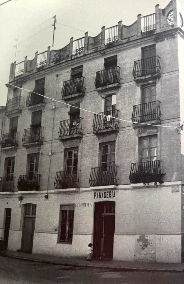 Ni celdas ni condenas: el origen del mítico bloque de la calle Diana que ahora se transforma en un hotel de cuatro estrellas 2 Imagen: El edificio del Penal en 1970 | Foto J. Guillén (AMD)