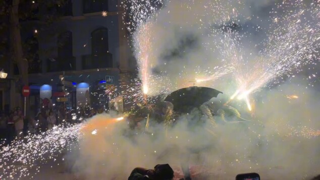 Cuando los gigantes tomaron las calles y las bestias encendieron la noche: el encuentro histórico de Dénia 7 Imagen: El fuego y el denso humo de la pólvora convirtieron el tramo final del desfile en un auténtico y vibrante correfoc