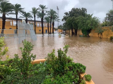 Dénia fija el calendario de reapertura del polideportivo tras los estragos de la DANA Adam 1 el recinto exterior del poliesportiu municipal transformado en una balsa de agua tras las fuertes lluvias