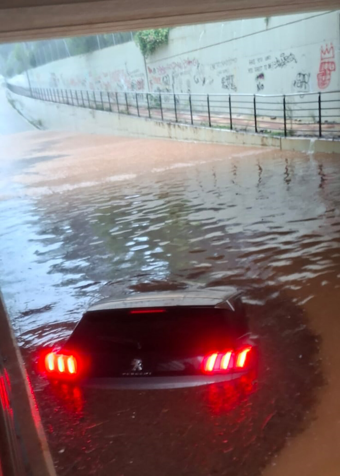 El vehículo ha quedado completamente inundado en el Pinaret d'Elies de Dénia durante el episodio de fuertes lluvias
