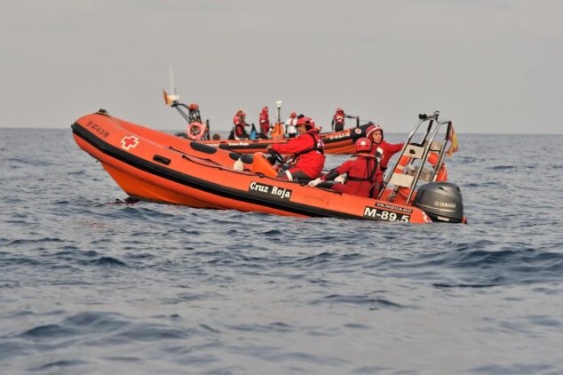 Embarcación de rescate de Cruz Roja Dénia con tres voluntarios navegando en el mar.
