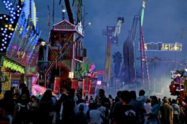 La Fira de Tots Sants de Dénia reanuda su actividad tras las revisiones técnicas 91 Atracciones de feria iluminadas y multitud de gente paseando por la noche en la Fira de Tots Sants.