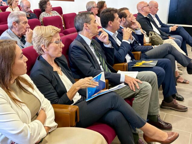 Imagen: Público asistente escuchando una ponencia en el Foro Conversa Marina Alta.