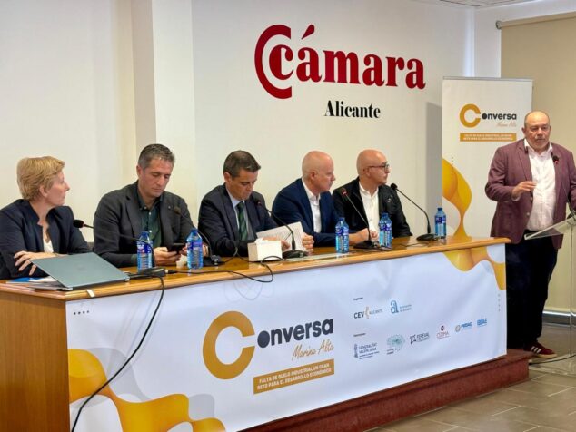 Imagen: Varios hombres sentados en una mesa redonda durante el Foro Conversa Marina Alta.