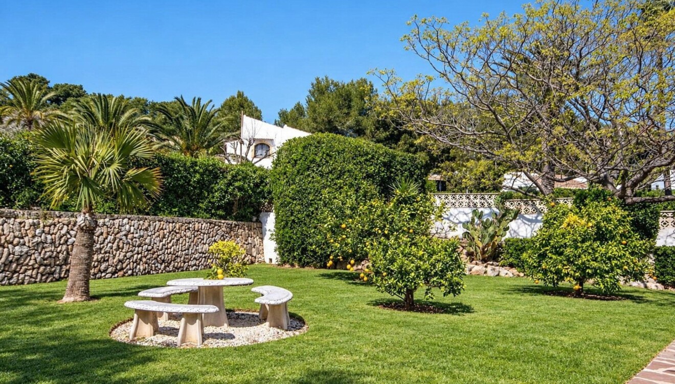 Gran jardín con plantas y árboles