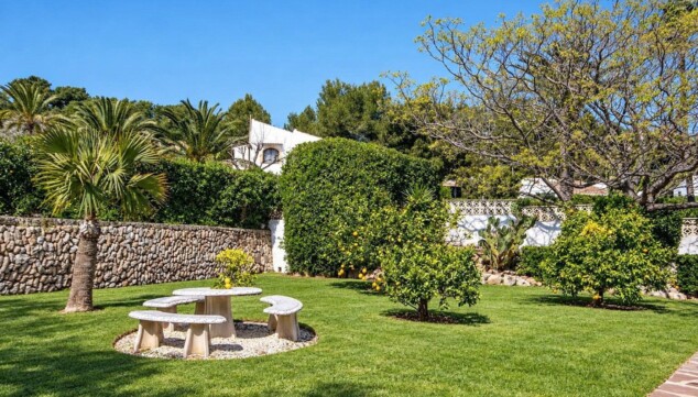 Una villa para 12 en Xàbia con piscina privada por 348 € al día 12 gran jardin con plantas y arboles