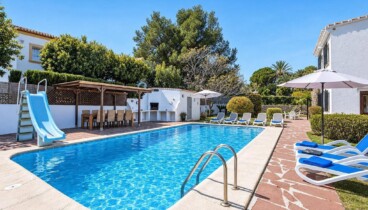 Gran piscina con tobogán