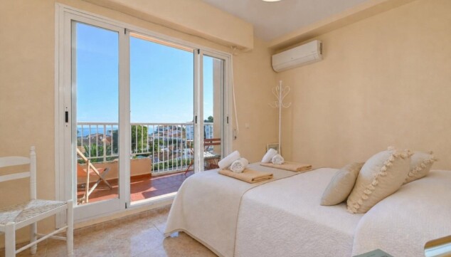 128 euros al día por alojarse a menos de 50 metros del mar en Dénia 7 habitacion con vistas al mar