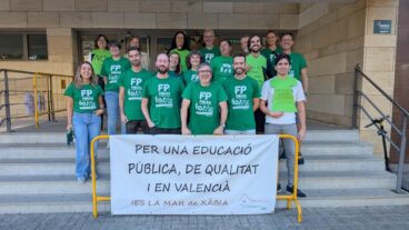 El profesorado de la Marina Alta se une en solidaridad por los afectados de la DANA 2 Grupo de docentes del IES La Mar de Xàbia con camisetas verdes y una pancarta blanca reivindicativa frente a la entrada del instituto.