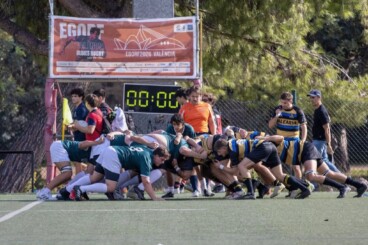 Intenso choque de delanteras en una melé durante el partido entre el UCV y el Dénia Barbarians en València
