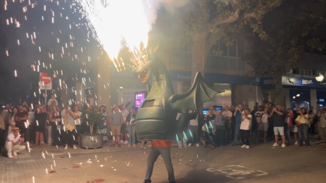 Cuando los gigantes tomaron las calles y las bestias encendieron la noche: el encuentro histórico de Dénia 8 Imagen: l Drac de Dénia, la fiera anfitriona, ruge con fuerza expulsando fuego y chispas para cerrar de forma espectacular el primer gran Aplec