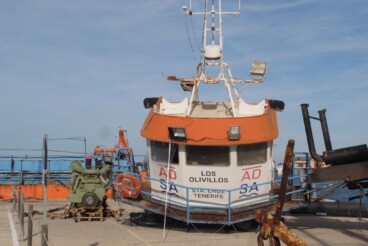 El barco fantasma que casi acaba en el fondo del puerto de Dénia ya es chatarra 2 la cabina de la draga los olivillos ya en tierra y en pleno proceso de desmantelamiento en el puerto de denia