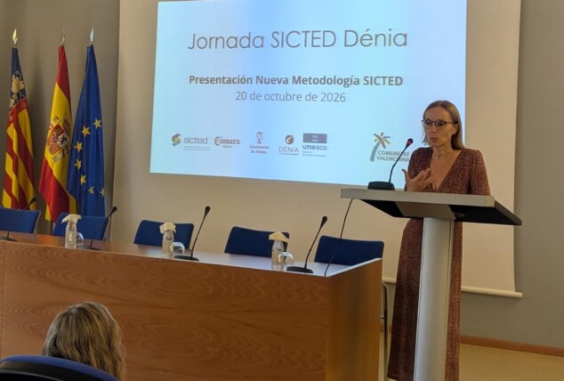 Cuenta atrás para el nuevo modelo turístico de Dénia: las empresas tendrán hasta 2027 para adaptarse 1 Imagen: La concejala Marta Gascó en la jornada de Sicted