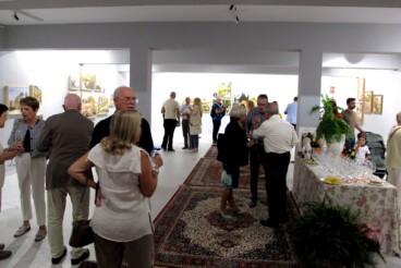 La inauguración reunió a un buen número de vecinos que quisieron arropar al pintor y disfrutar de un vino de honor