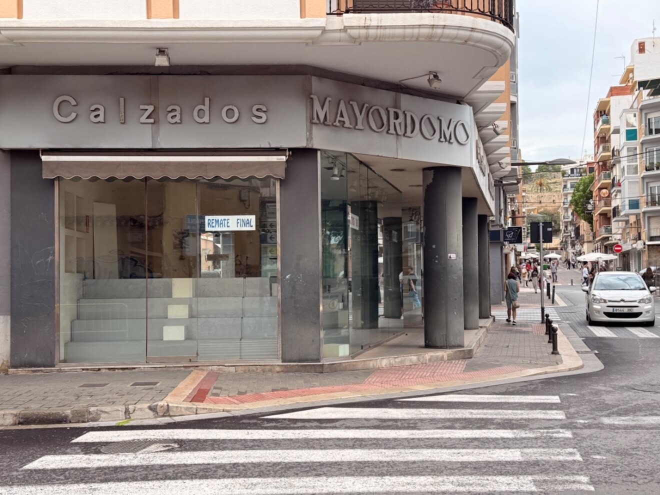 La mítica esquina de Calzados Mayordomo luce ya completamente vacía tras certificar su cierre definitivo