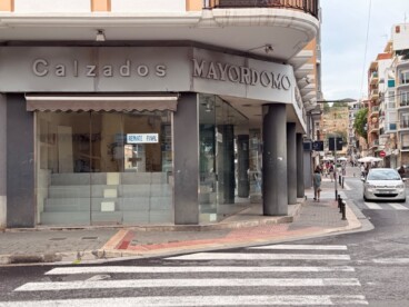 La mítica esquina de Calzados Mayordomo luce ya completamente vacía tras certificar su cierre definitivo